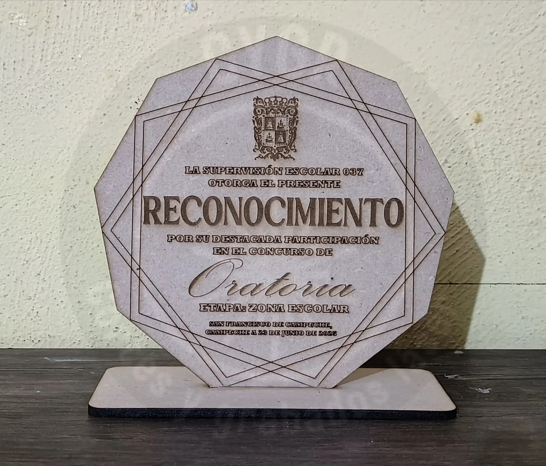 Reconocimiento escolar grabado sobre MDF